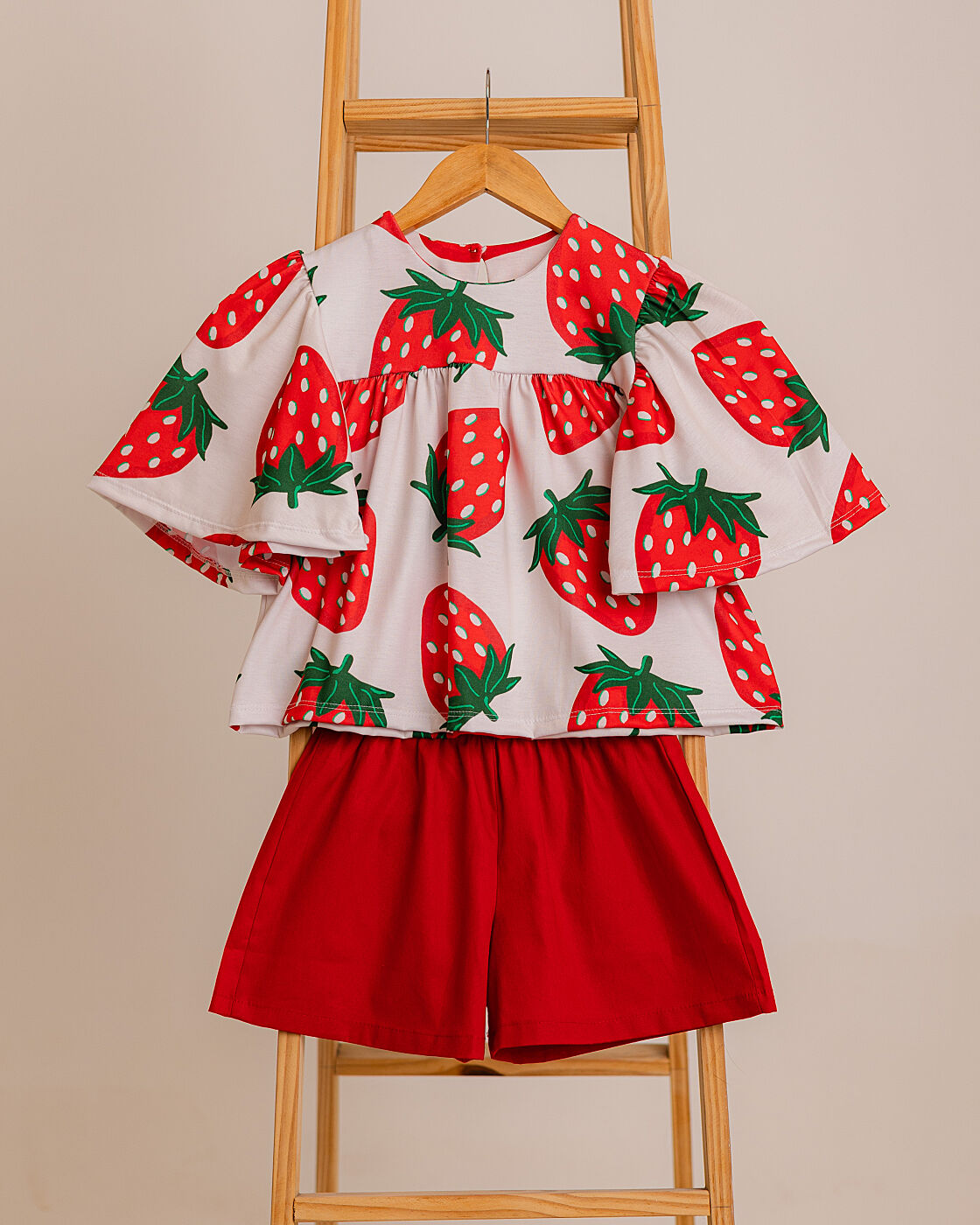 Conjunto Infantil Morangos | Blusa e Short Vermelho