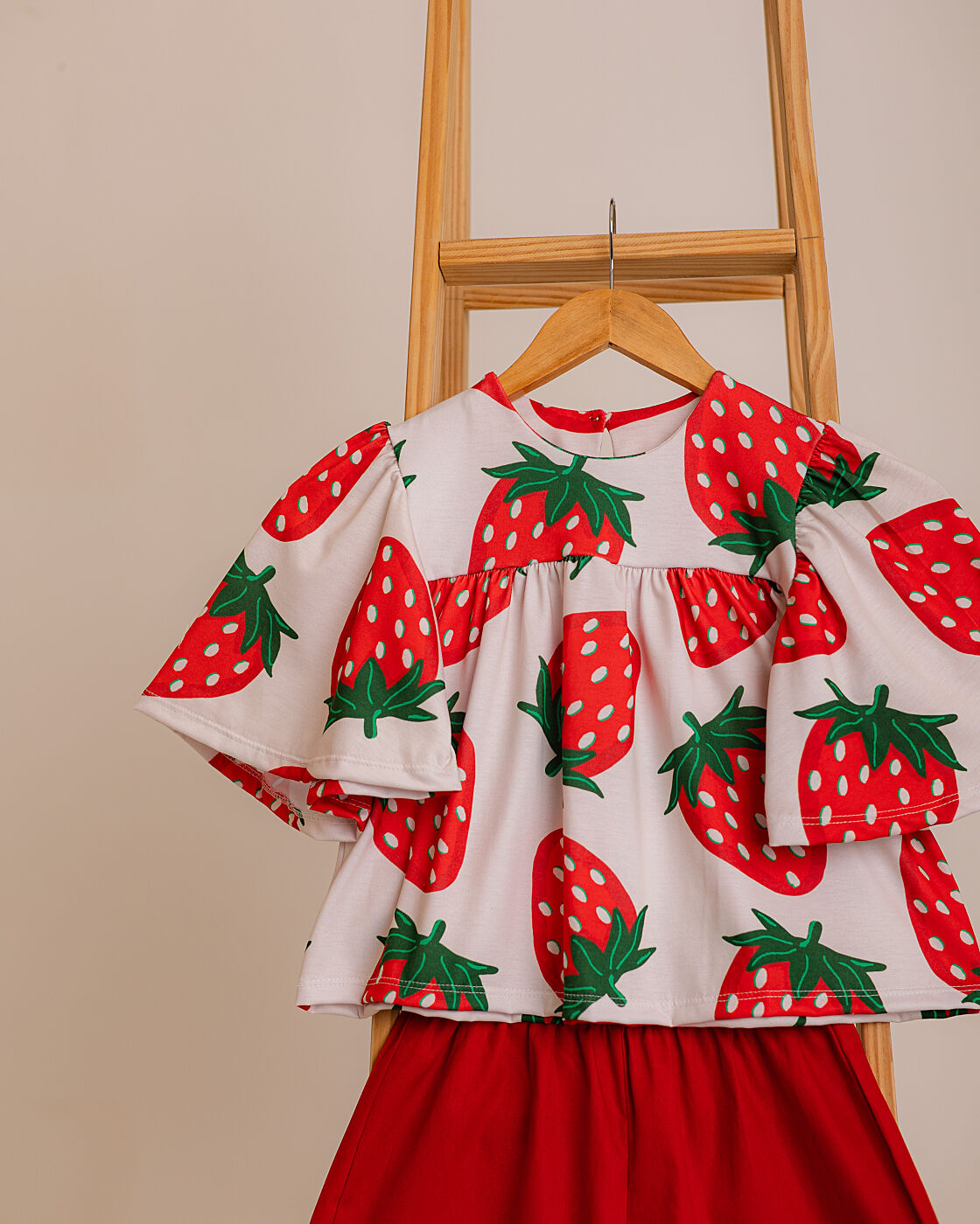 Conjunto Infantil Morangos | Blusa e Short Vermelho