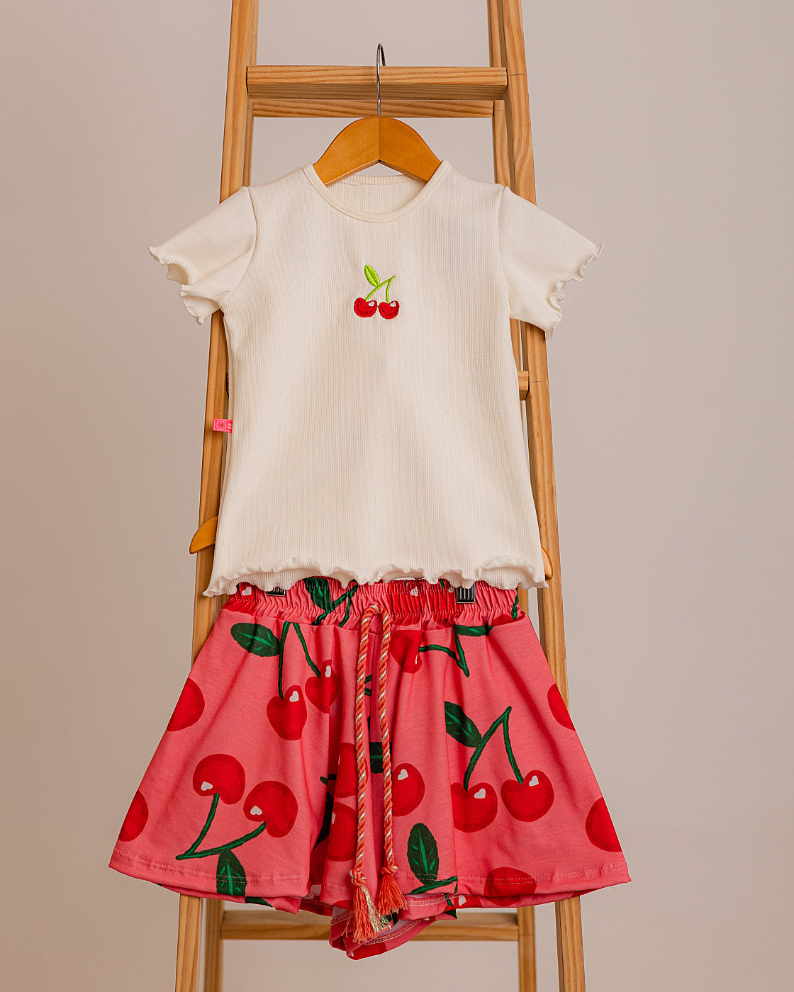 Conjunto Infantil Cerejinha | Blusa Bordada e Short Soltinho